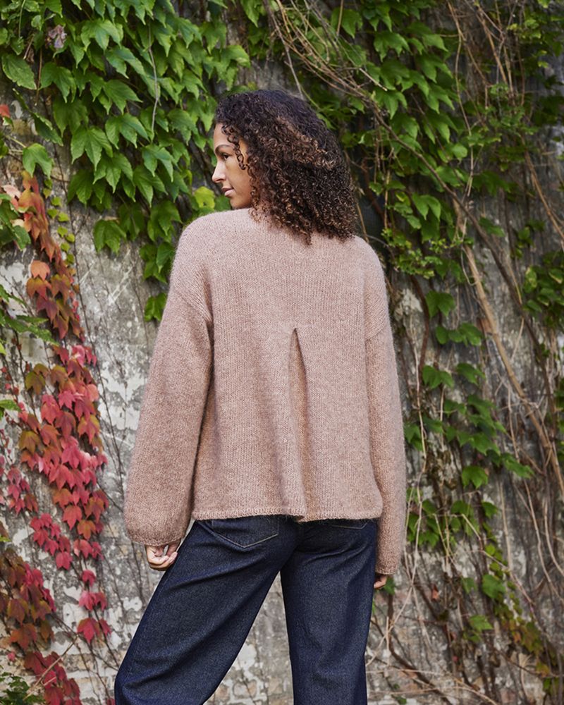 Sally cardigan med brett i ryggen. Garnpakke