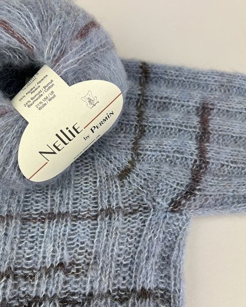 Hovedbilde Bluse i bred ribb med fletter foran. Oppskrift