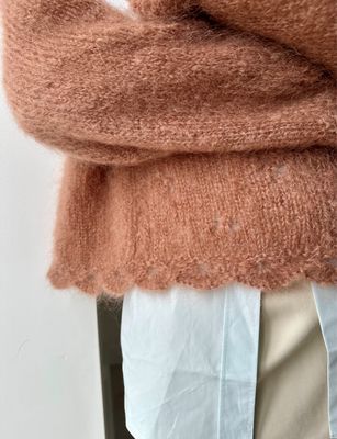 Clover Sweater. Kun garn, link til oppskrift under.
