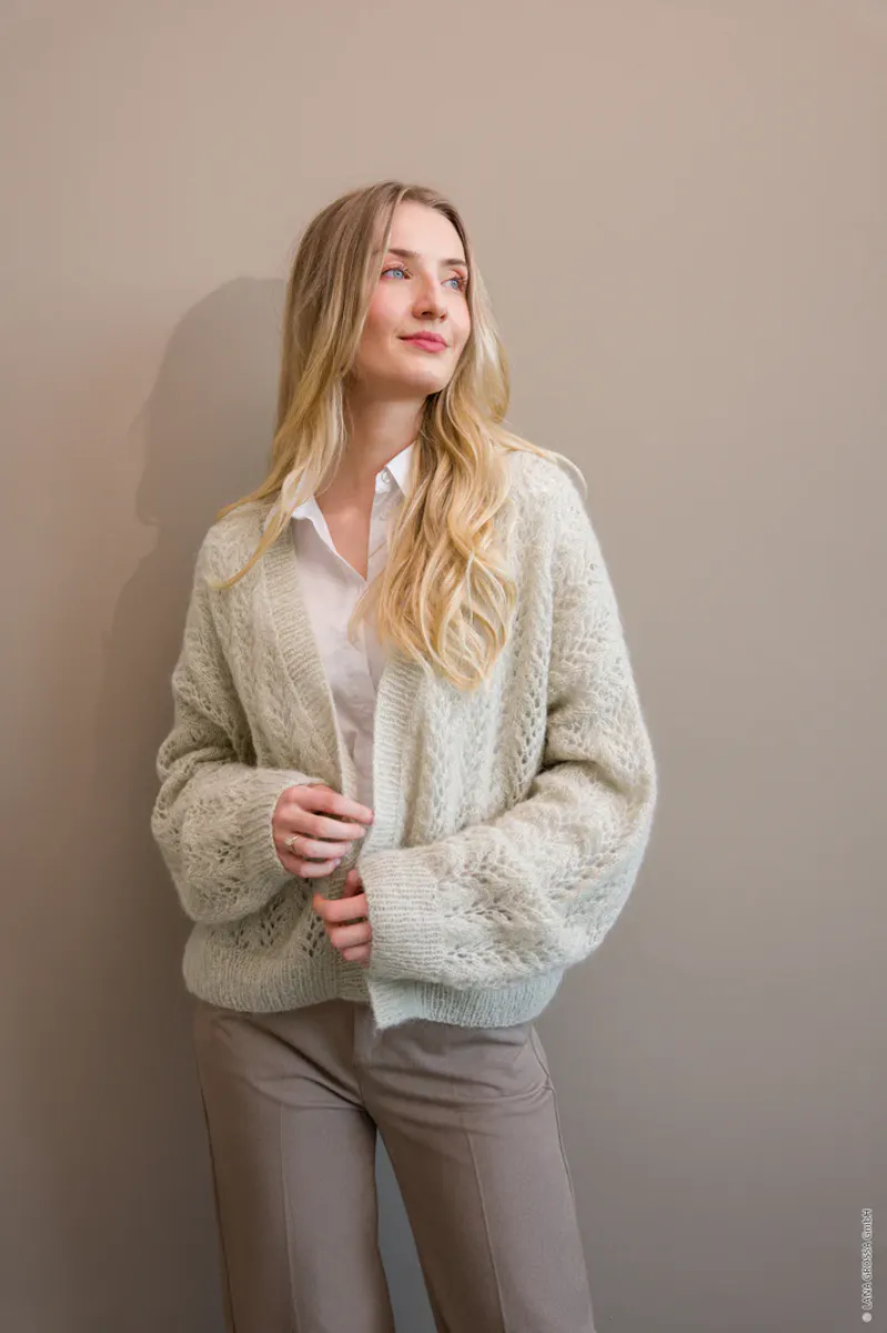 Cardigan i hullmønster. Garnpakke