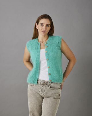 Vest med rund hals og knapper. Oppskrift