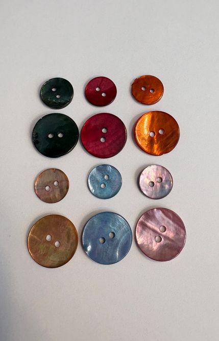 Hovedbilde Fargede perlemor knapper, 13 mm og 18 mm.