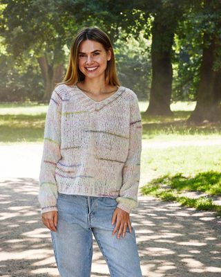 Sweater med v-hals. Garnpakke.