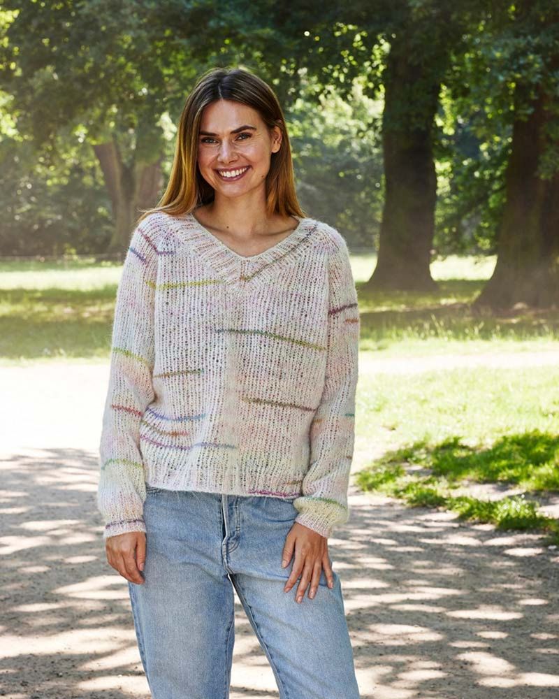 Sweater med v-hals. Garnpakke.