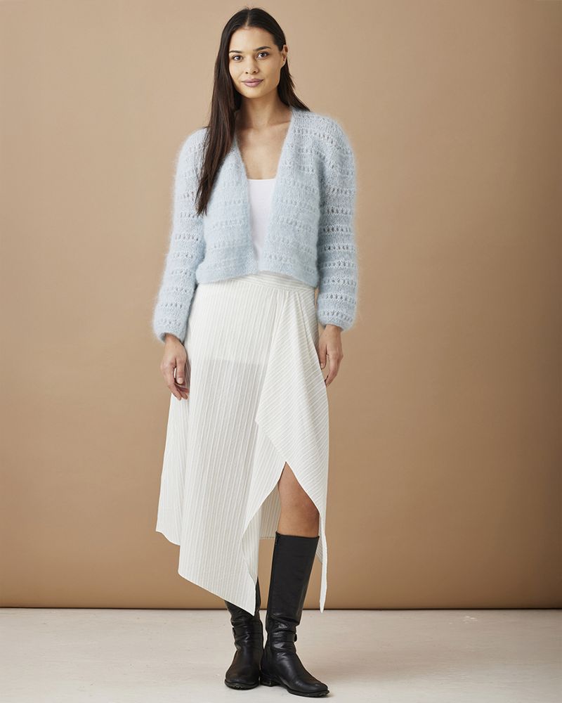 Kort cardigan med hullstrikk. Garnpakke