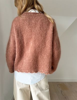 Clover Sweater. Kun garn, link til oppskrift under.